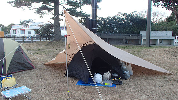 大型のカーサイドタープを利用